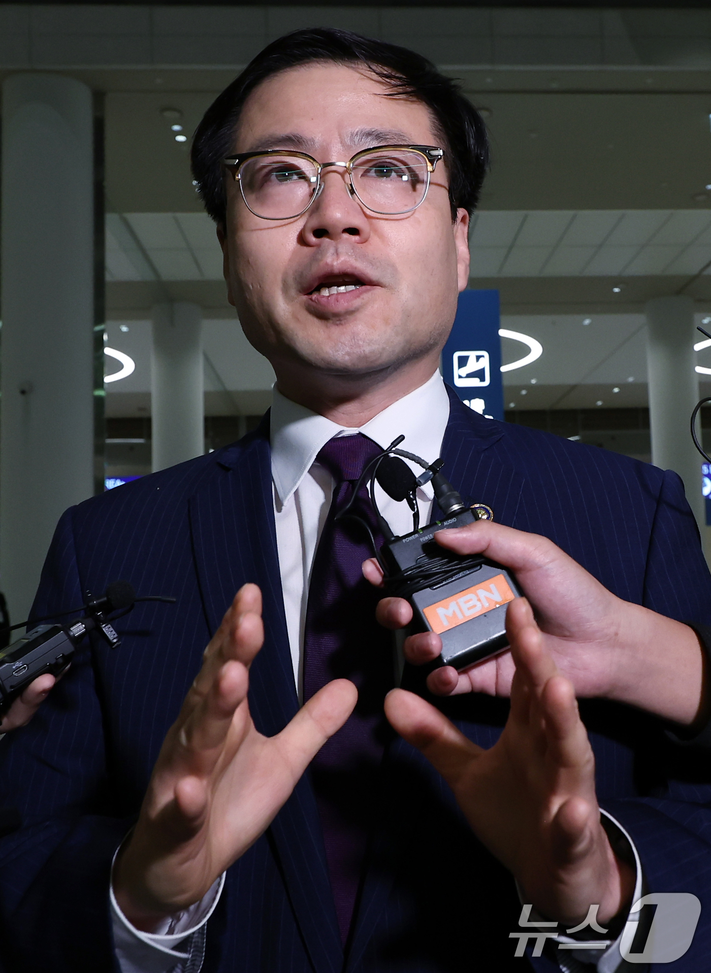 (인천공항=뉴스1) 박정호 기자 = 한미 관세협상 후속 협의 관련 미국 방문을 마친 여한구 산업통상자원부 통상교섭본부장이 19일 오전 인천국제공항을 통해 귀국해 이동하며 취재진의 …