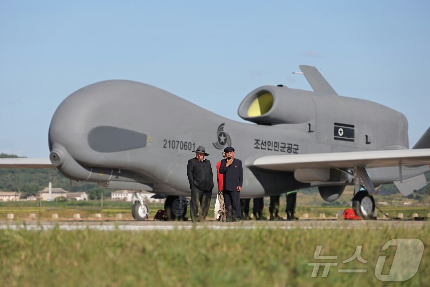 본문 이미지 - &#40;평양 노동신문=뉴스1&#41; = 북한 노동당 기관지 노동신문은 19일 김 총비서가 전날 무인항공기술연합체 산하 연구소와 기업소를 방문해 무인 무장 장비의 성능시험을 지도했다고 보도했다. [국내에서만 사용가능. 재배포 금지. DB 금지. For Use Only in the Republic of Korea. Redistribution Prohibited] rodongphoto@news1.kr
