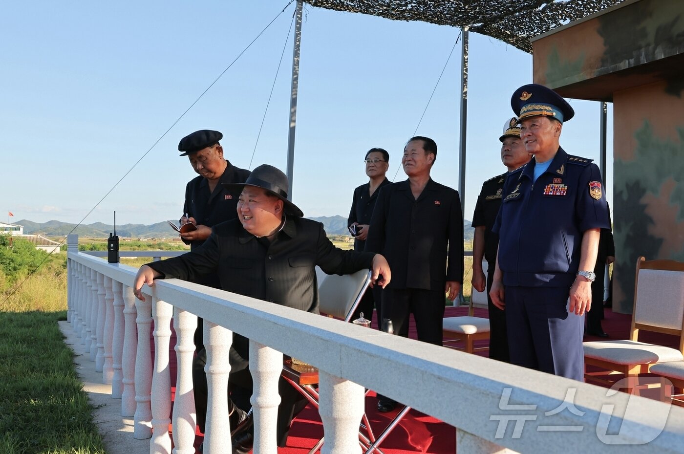 본문 이미지 - &#40;평양 노동신문=뉴스1&#41; = 김정은 총비서가 무인항공기술연합체 산하 연구소와 기업소를 방문해 무인 무장 장비의 성능시험을 지도하는 모습. [국내에서만 사용가능. 재배포 금지. DB 금지. For Use Only in the Republic of Korea. Redistribution Prohibited] rodongphoto@news1.kr