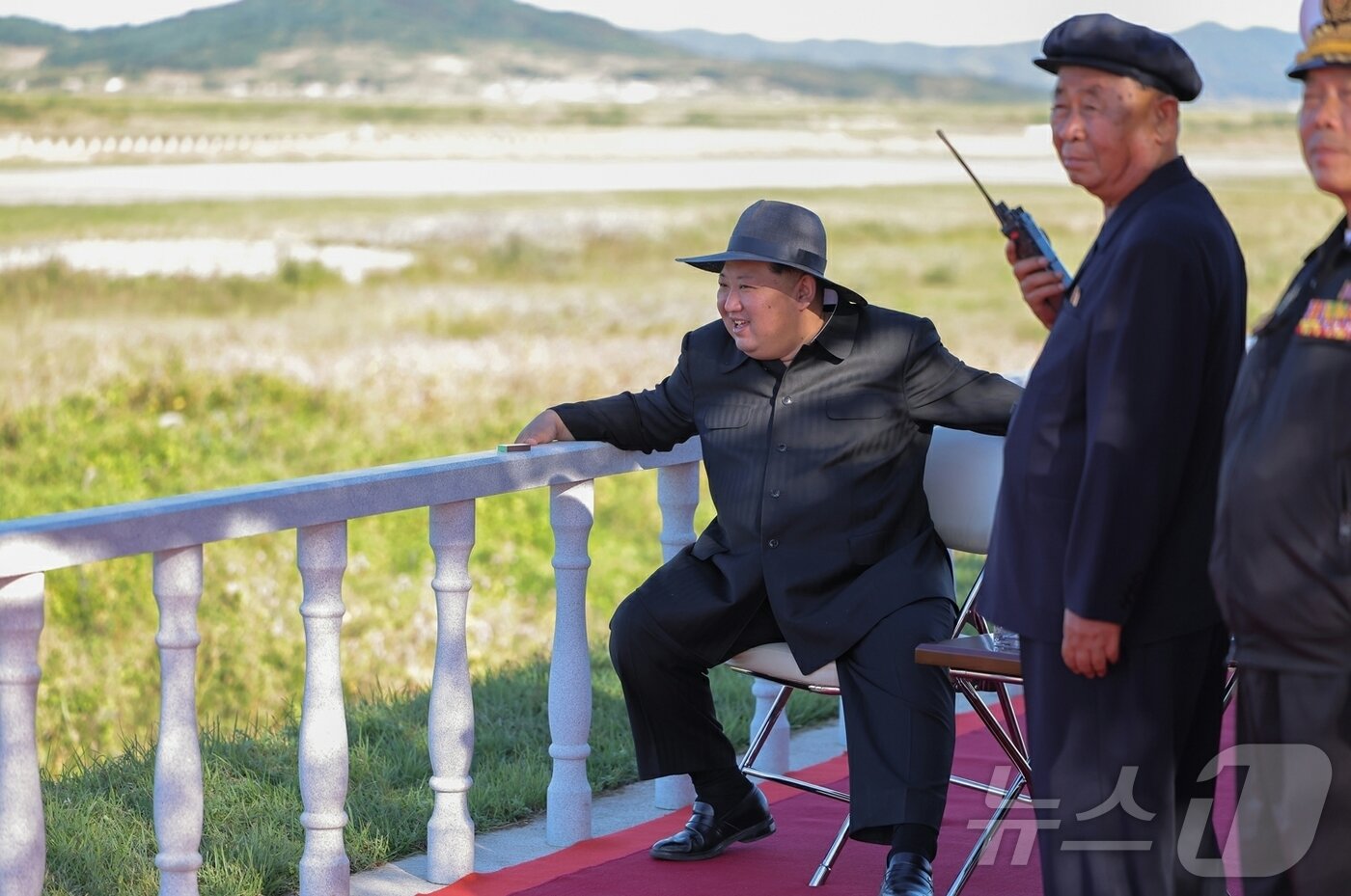 본문 이미지 - &#40;평양 노동신문=뉴스1&#41; = 북한 노동당 기관지 노동신문은 19일 김 총비서가 전날 무인항공기술연합체 산하 연구소와 기업소를 방문해 무인 무장 장비의 성능시험을 지도했다고 보도했다. [국내에서만 사용가능. 재배포 금지. DB 금지. For Use Only in the Republic of Korea. Redistribution Prohibited] rodongphoto@news1.kr