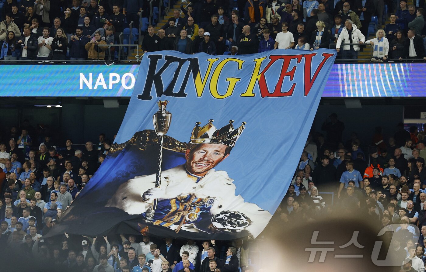 본문 이미지 - 케빈 더 브라위너를 환영하는 맨체스터 시티 팬들. ⓒ 로이터=뉴스1