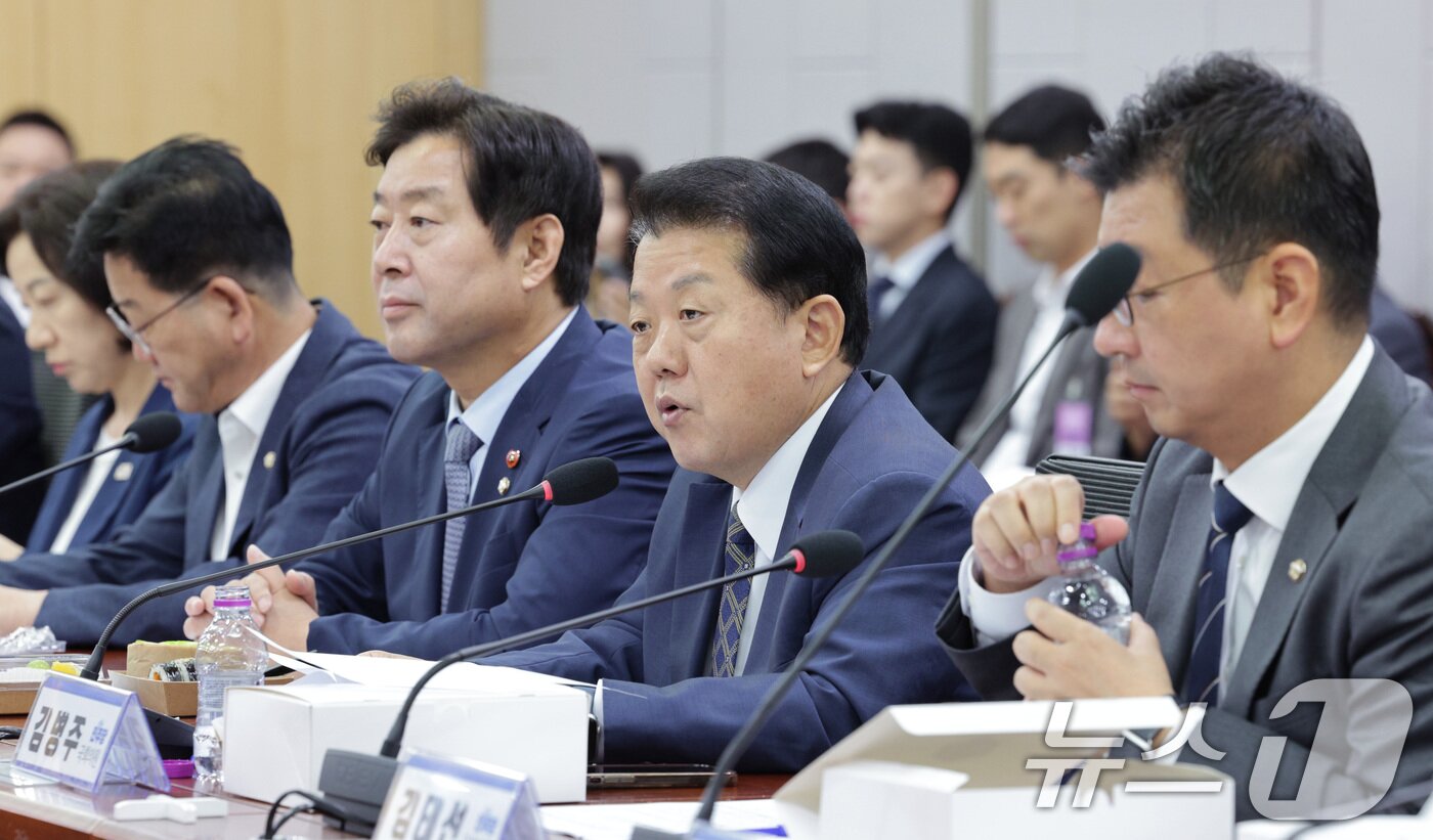 본문 이미지 - 김병주 더불어민주당 의원이 19일 오전 서울 여의도 국회 의원회관에서 열린 K-방산 도약을 위한 방산특위 조찬 간담회에서 인사말을 하고 있다. 2025.9.19/뉴스1 ⓒ News1 신웅수 기자