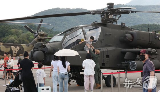 본문 이미지 - 18일 충남 계룡대 활주로 일원에서 열린 2025 계룡군문화축제·지상군페스티벌이 방문자들로 북적이고 있다. (계룡=뉴스1) 김기태 기자 