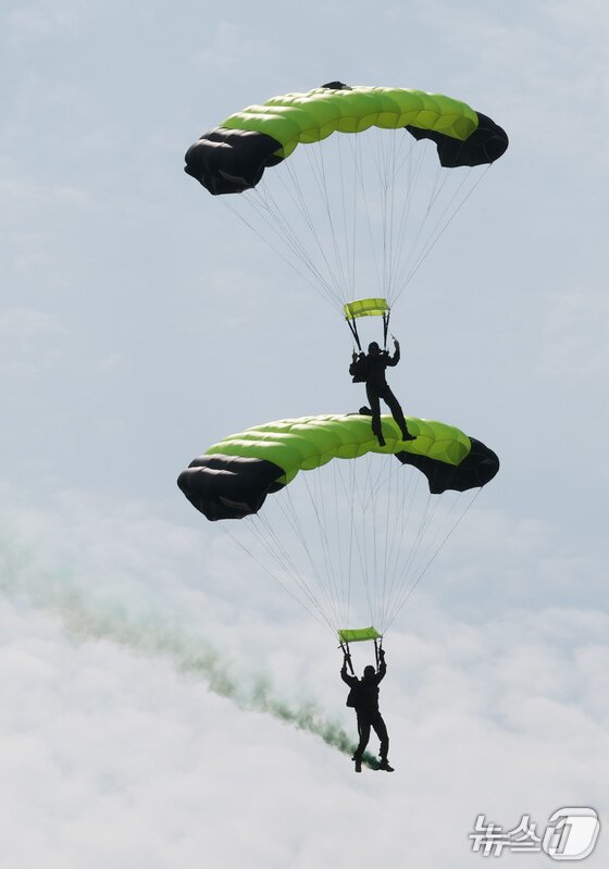 본문 이미지 - 18일 충남 계룡대 활주로 일원에서 열린 2025 계룡군문화축제·지상군페스티벌에서 제병협동전투시범 고공낙하가 펼쳐지고 있다. (계룡=뉴스1) 김기태 기자 