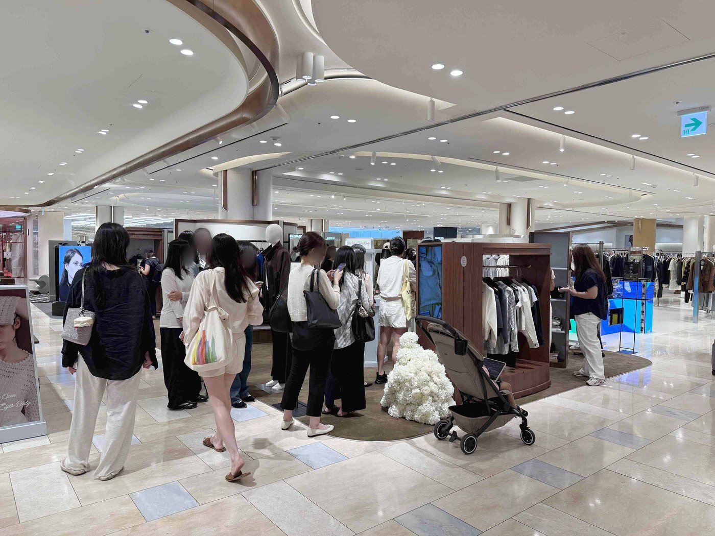 본문 이미지 - &#39;포유어아이즈온리&#39;&#40;FYEO&#41; 팝업스토어.&#40;신세계백화점 제공&#41;. 