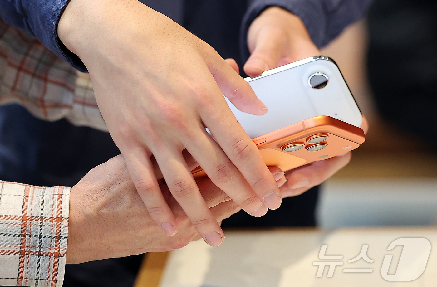 (서울=뉴스1) 김진환 기자 = 19일 오전 서울 중구 명동 애플스토어에서 한 시민이 이날 출시된 애플의 스마트폰 '아이폰 에어'와 '아이폰17프로'의 두께를 비교하고 있다. 20 …