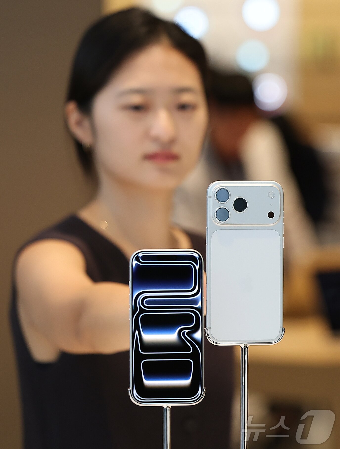 본문 이미지 - 19일 오전 서울 중구 명동 애플스토어에서 한 시민이 이날 출시된 애플의 스마트폰 &#39;아이폰17프로&#39;를 살펴보고 있다. 2025.9.19/뉴스1 ⓒ News1 김진환 기자