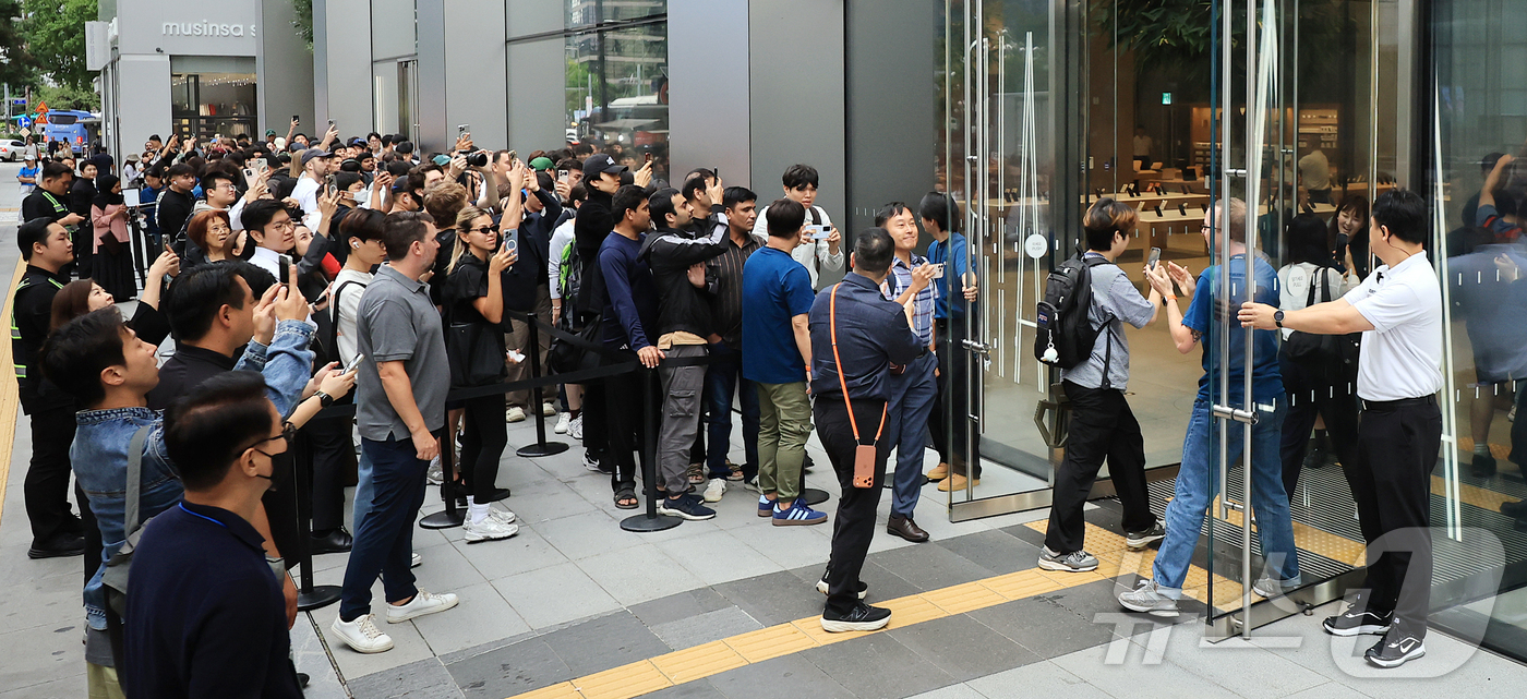 (서울=뉴스1) 김진환 기자 = 19일 오전 서울 중구 명동 애플스토어에서 시민들이 이날 출시된 애플의 스마트폰 '아이폰17' 제품을 구매하기 위해 입장하고 있다. 2025.9.1 …