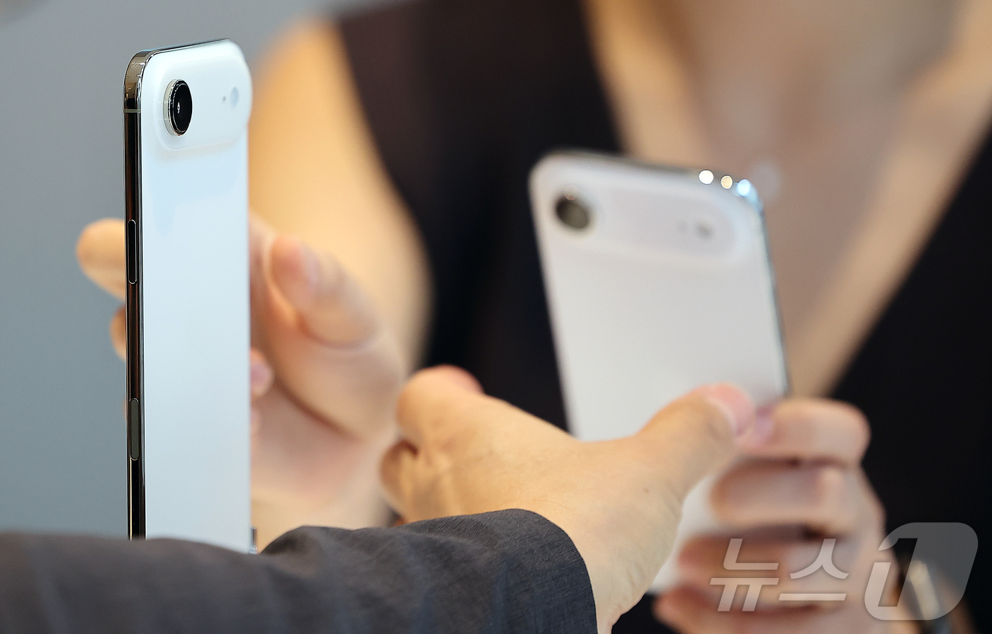 (서울=뉴스1) 김진환 기자 = 19일 오전 서울 중구 명동 애플스토어에서 시민들이 이날 출시된 애플의 스마트폰 '아이폰 에어'를 살펴보고 있다. 2025.9.19/뉴스1