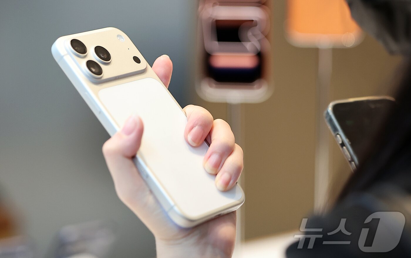 본문 이미지 - 19일 오전 서울 중구 명동 애플스토어에서 한 시민이 이날 출시된 애플의 스마트폰 &#39;아이폰17프로&#39;를 살펴보고 있다. 2025.9.19/뉴스1 ⓒ News1 김진환 기자