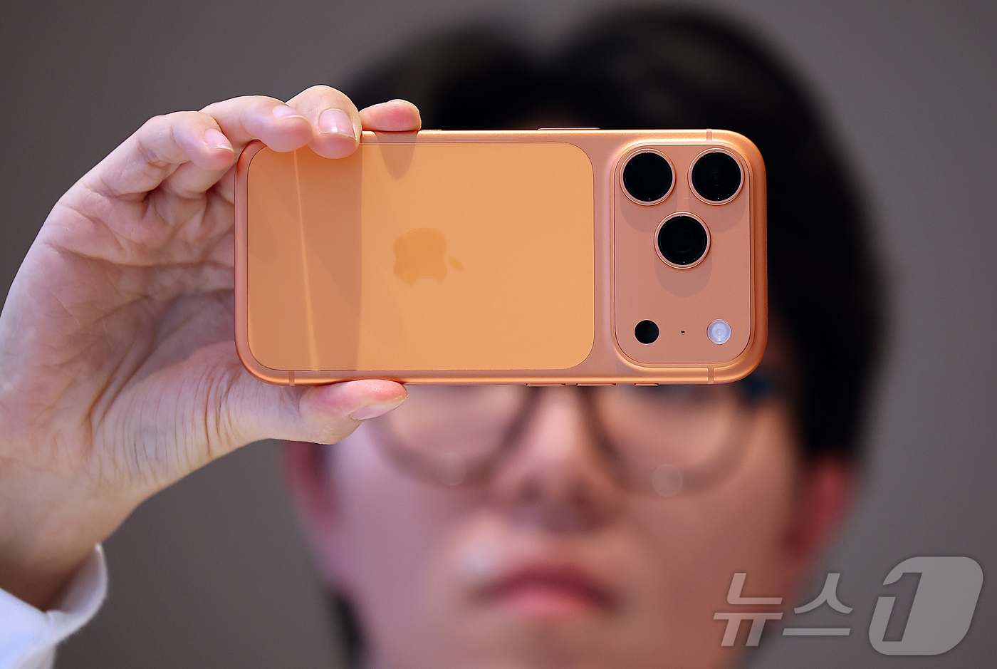 (서울=뉴스1) 김진환 기자 = 19일 오전 서울 중구 명동 애플스토어에서 시민들이 이날 출시된 애플의 스마트폰 '아이폰17프로 맥스'를 살펴보고 있다. 2025.9.19/뉴스1