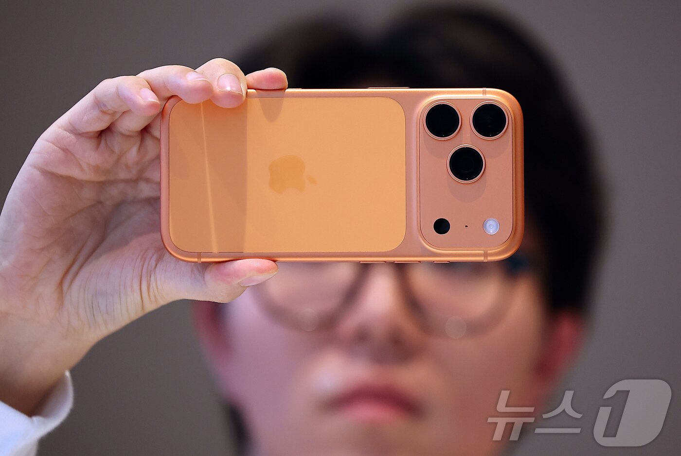 본문 이미지 - 19일 오전 서울 중구 명동 애플스토어에서 시민들이 이날 출시된 애플의 스마트폰 &#39;아이폰17프로 맥스&#39;를 살펴보고 있다. 2025.9.19/뉴스1 ⓒ News1 김진환 기자