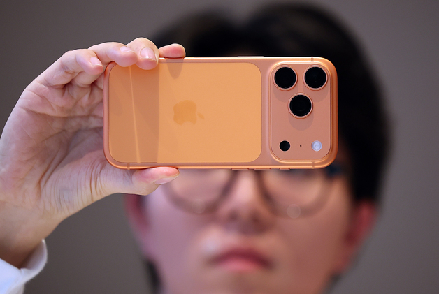 4분기 가장 많이 팔린 폰은 '아이폰17 프맥'…'갤S25' 10위