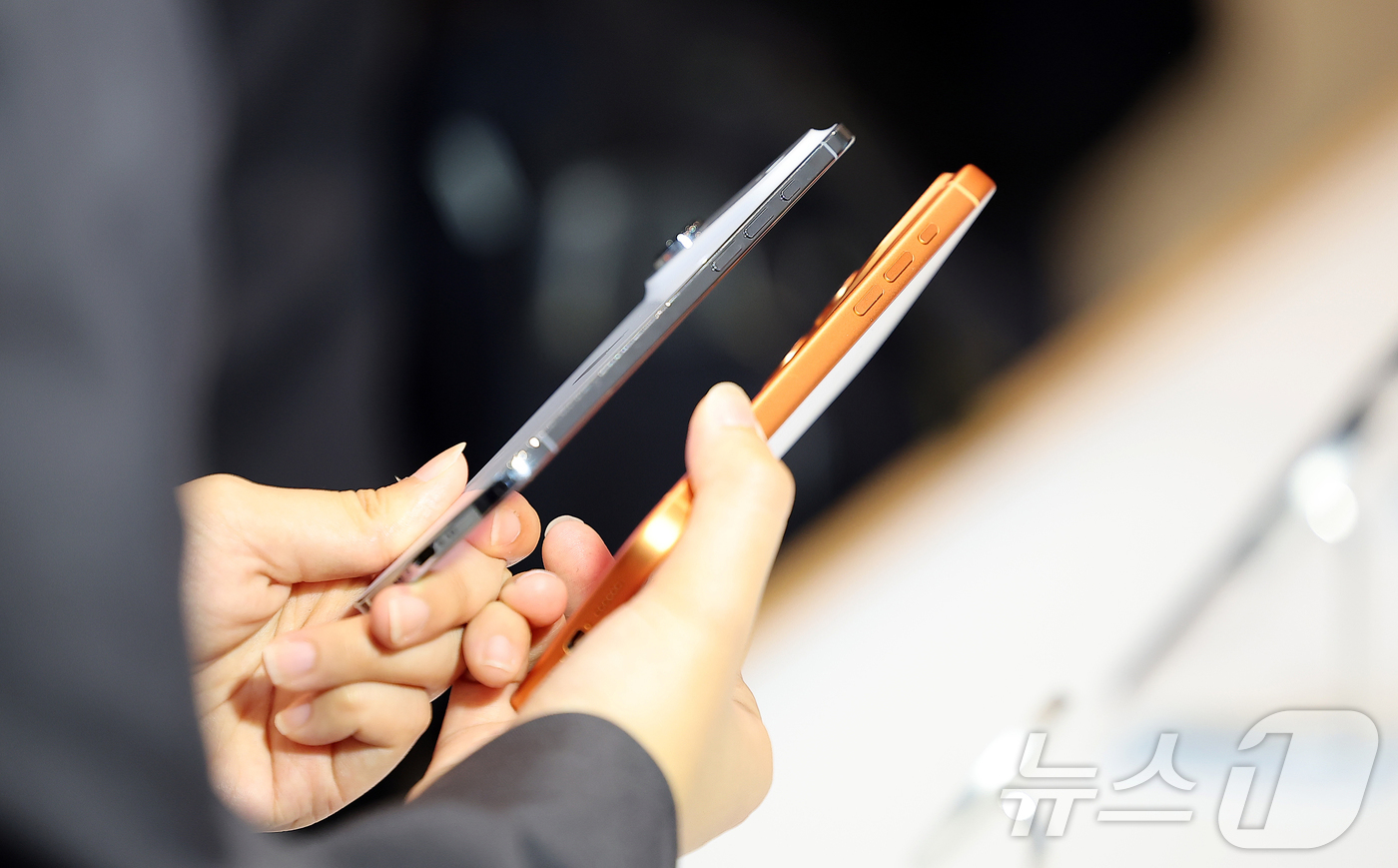 (서울=뉴스1) 김진환 기자 = 19일 오전 서울 중구 명동 애플스토어에서 한 시민이 이날 출시된 애플의 스마트폰 '아이폰 에어'와 '아이폰17프로'를 살펴보고 있다. 2025.9 …