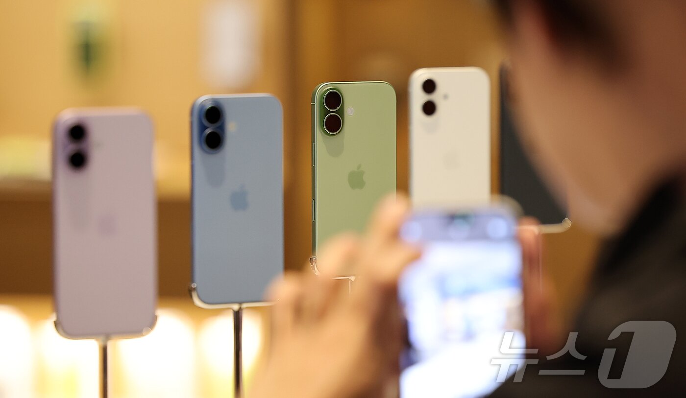 본문 이미지 - 19일 오전 서울 중구 명동 애플스토어에서 한 시민이 이날 출시된 애플의 스마트폰 &#39;아이폰17&#39; 제품을 살펴보고 있다. 2025.9.19/뉴스1 ⓒ News1 김진환 기자