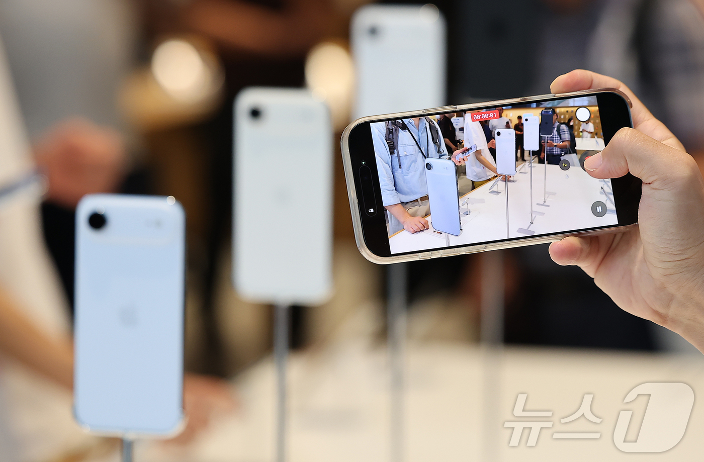 (서울=뉴스1) 김진환 기자 = 19일 오전 서울 중구 명동 애플스토어에서 한 유투버가 이날 출시된 애플의 스마트폰 '아이폰 에어'를 살펴보고 있다. 2025.9.19/뉴스1