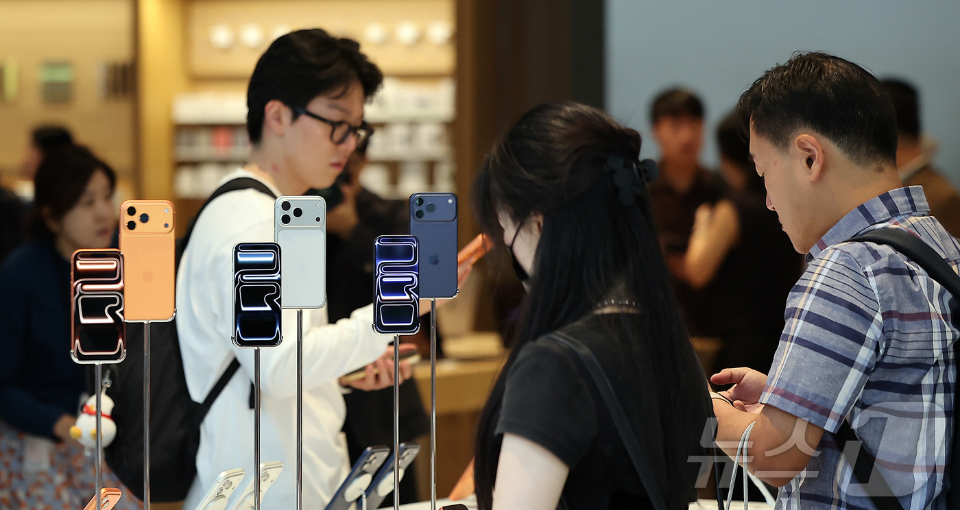 (서울=뉴스1) 김진환 기자 = 19일 오전 서울 중구 명동 애플스토어에서 한 시민이 이날 출시된 애플의 스마트폰 '아이폰17프로'를 살펴보고 있다. 2025.9.19/뉴스1