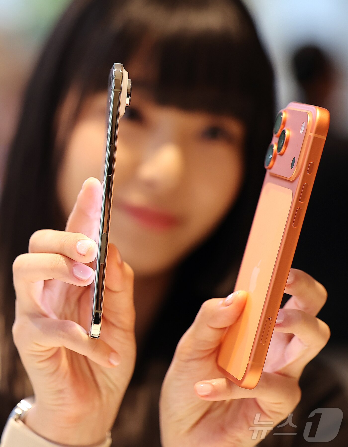 본문 이미지 - 19일 오전 서울 중구 명동 애플스토어에서 한 시민이 이날 출시된 애플의 스마트폰 &#39;아이폰 에어&#39;&#40;왼쪽&#41;와 &#39;아이폰17프로&#39;의 두께를 비교하고 있다. 2025.9.19/뉴스1 ⓒ News1 김진환 기자