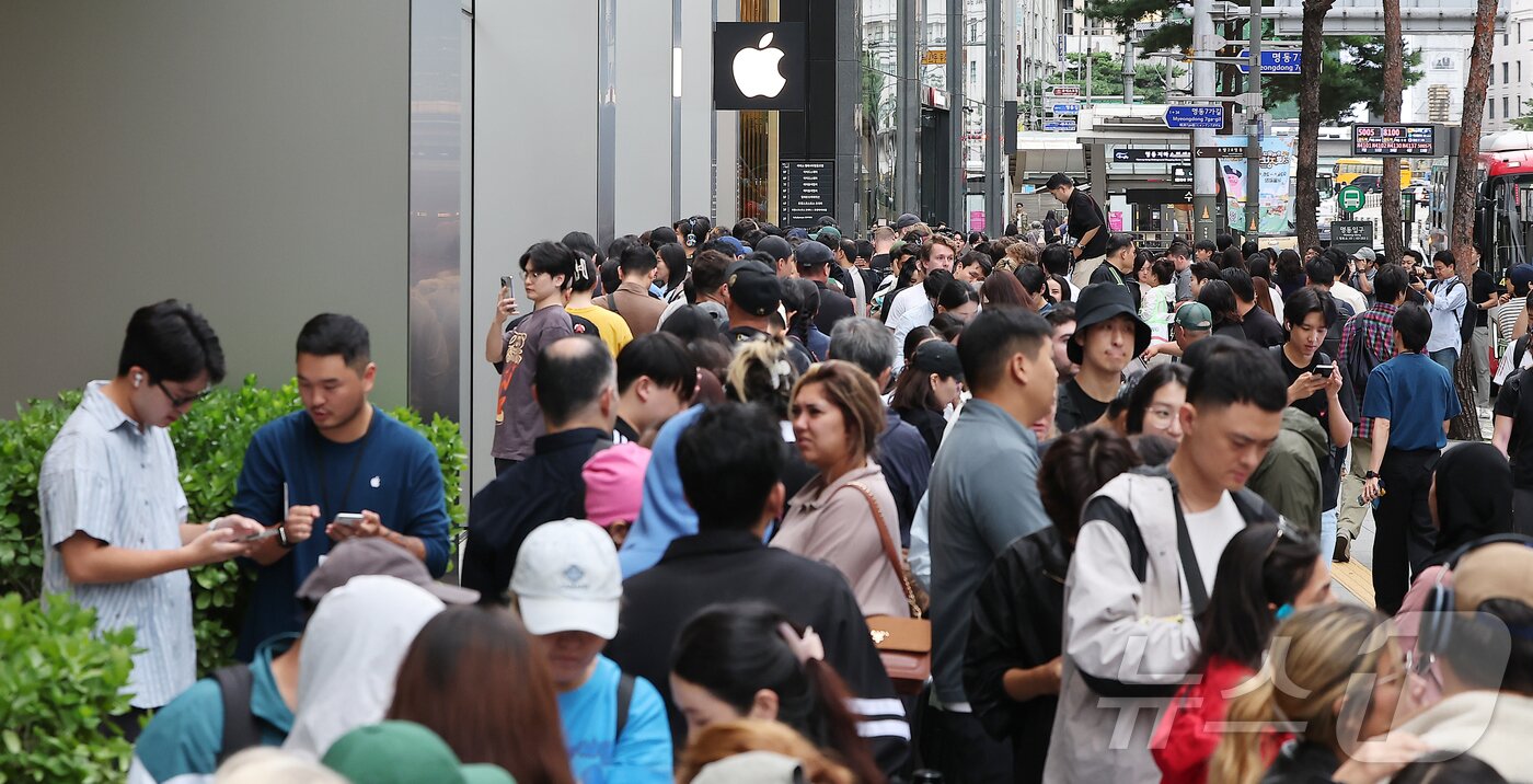 본문 이미지 - 19일 오전 서울 중구 명동 애플스토어에서 시민들이 이날 출시된 애플의 스마트폰 &#39;아이폰17&#39; 제품을 구매하기 위해 줄 서서 기다리고 있다. 2025.9.19/뉴스1 ⓒ News1 김진환 기자