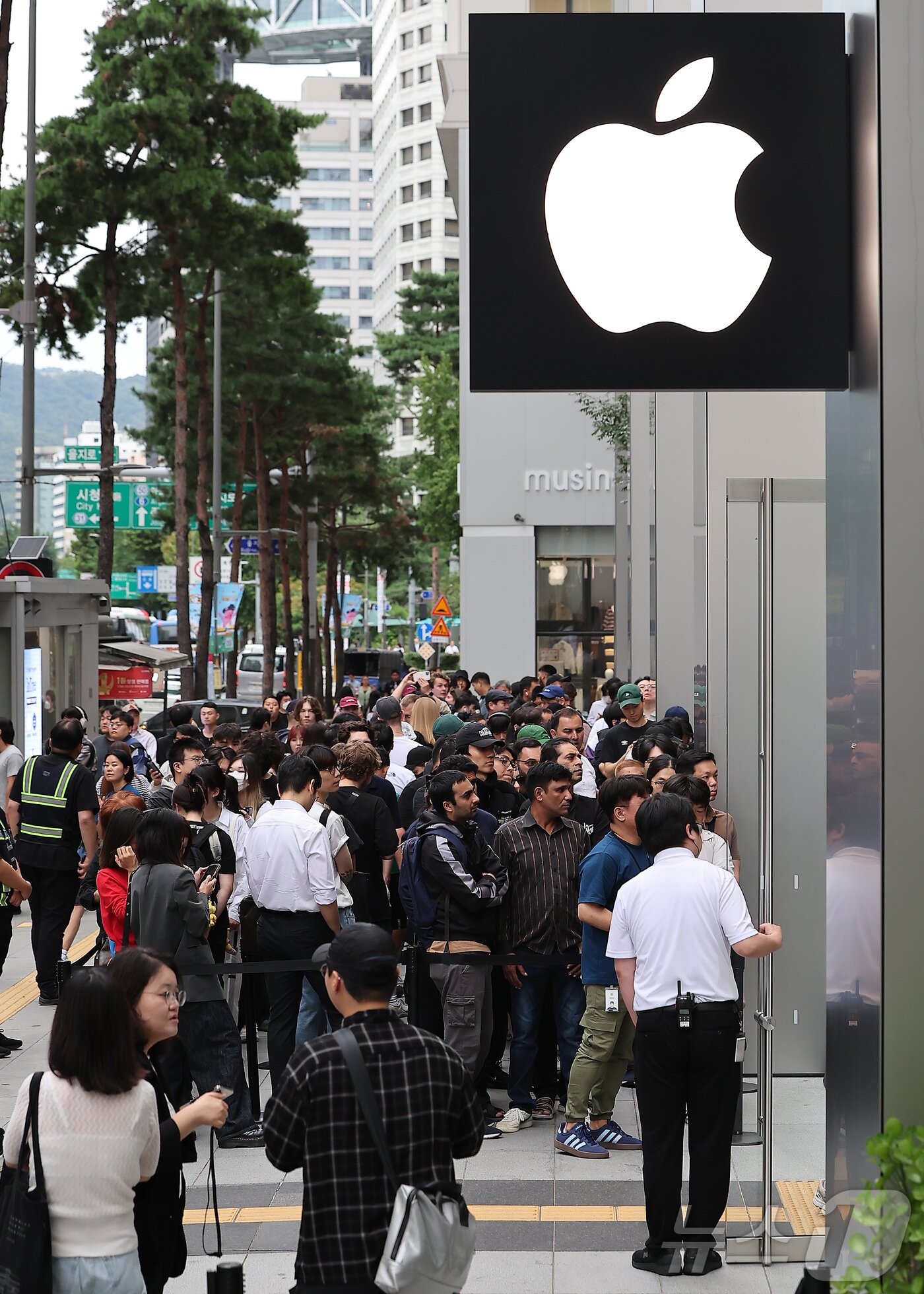 본문 이미지 - 19일 오전 서울 중구 명동 애플스토어에서 시민들이 이날 출시된 애플의 스마트폰 &#39;아이폰17&#39; 제품을 구매하기 위해 줄 서서 기다리고 있다. 2025.9.19/뉴스1 ⓒ News1 김진환 기자
