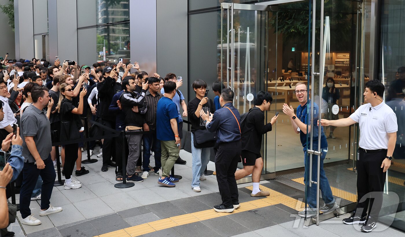 본문 이미지 - 19일 오전 서울 중구 명동 애플스토어에서 시민들이 이날 출시된 애플의 스마트폰 &#39;아이폰17&#39; 제품을 구매하기 위해 입장하고 있다. 2025.9.19/뉴스1 ⓒ News1 김진환 기자