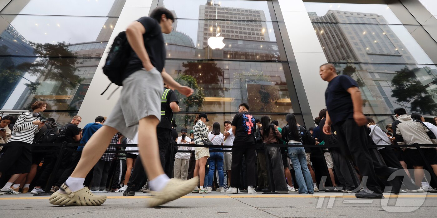 본문 이미지 - 19일 오전 서울 중구 명동 애플스토어에서 시민들이 이날 출시된 애플의 스마트폰 &#39;아이폰17&#39; 제품을 구매하기 위해 줄 서서 기다리고 있다. 2025.9.19/뉴스1 ⓒ News1 김진환 기자