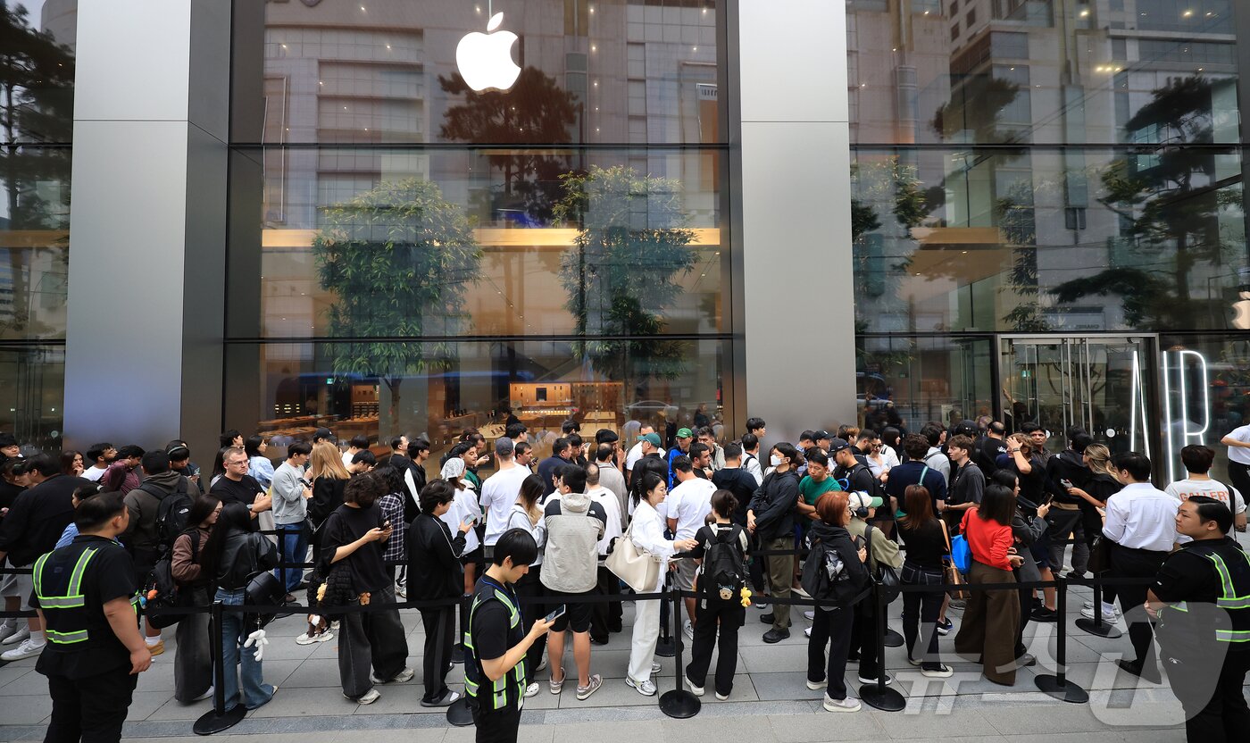 본문 이미지 - 19일 오전 서울 중구 명동 애플스토어에서 시민들이 이날 출시된 애플의 스마트폰 &#39;아이폰17&#39; 제품을 구매하기 위해 줄 서서 기다리고 있다. 2025.9.19/뉴스1 ⓒ News1 김진환 기자