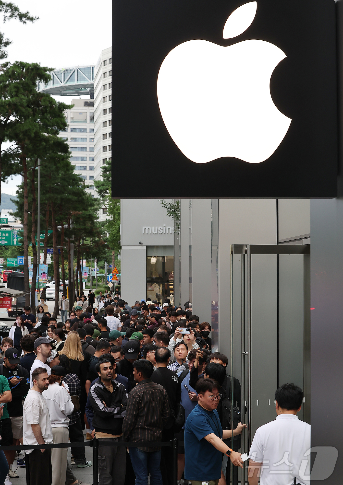 (서울=뉴스1) 김진환 기자 = 19일 오전 서울 중구 명동 애플스토어에서 시민들이 이날 출시된 애플의 스마트폰 '아이폰17' 제품을 구매하기 위해 줄 서서 기다리고 있다. 202 …