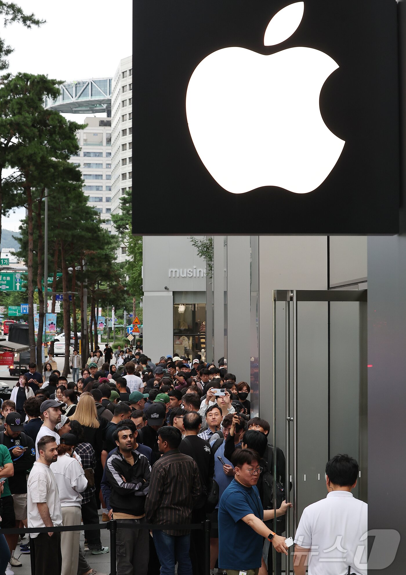 본문 이미지 - 19일 오전 서울 중구 명동 애플스토어에서 시민들이 이날 출시된 애플의 스마트폰 &#39;아이폰17&#39; 제품을 구매하기 위해 줄 서서 기다리고 있다. 2025.9.19/뉴스1 ⓒ News1 김진환 기자