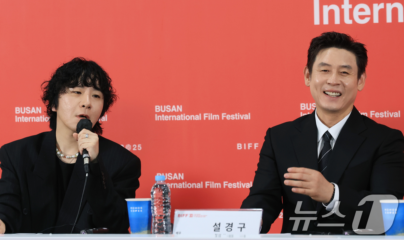 (부산=뉴스1) 권현진 기자 = 변성현 감독(왼쪽) 19일 오전 부산 해운대구 영화의전당 비프힐에서 열린 제30회 부산국제영화제(BIFF) 갈라 프레젠테이션 초청작 '굿뉴스' 기자 …