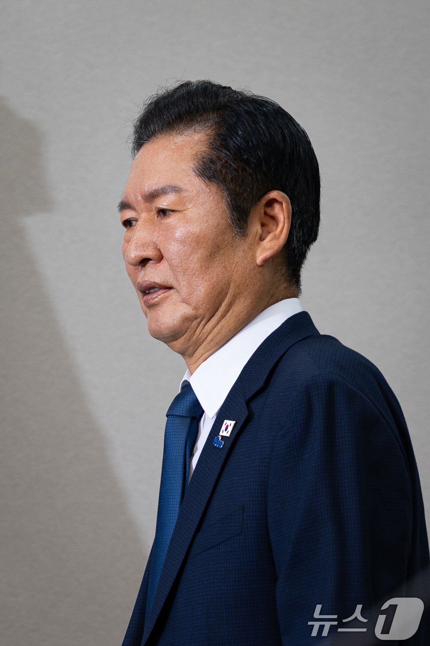 본문 이미지 - 정청래 더불어민주당 대표가 19일 서울 여의도 국회에서 열린 최고위원회의에 참석하고 있다. 2025.9.19/뉴스1 ⓒ News1 유승관 기자