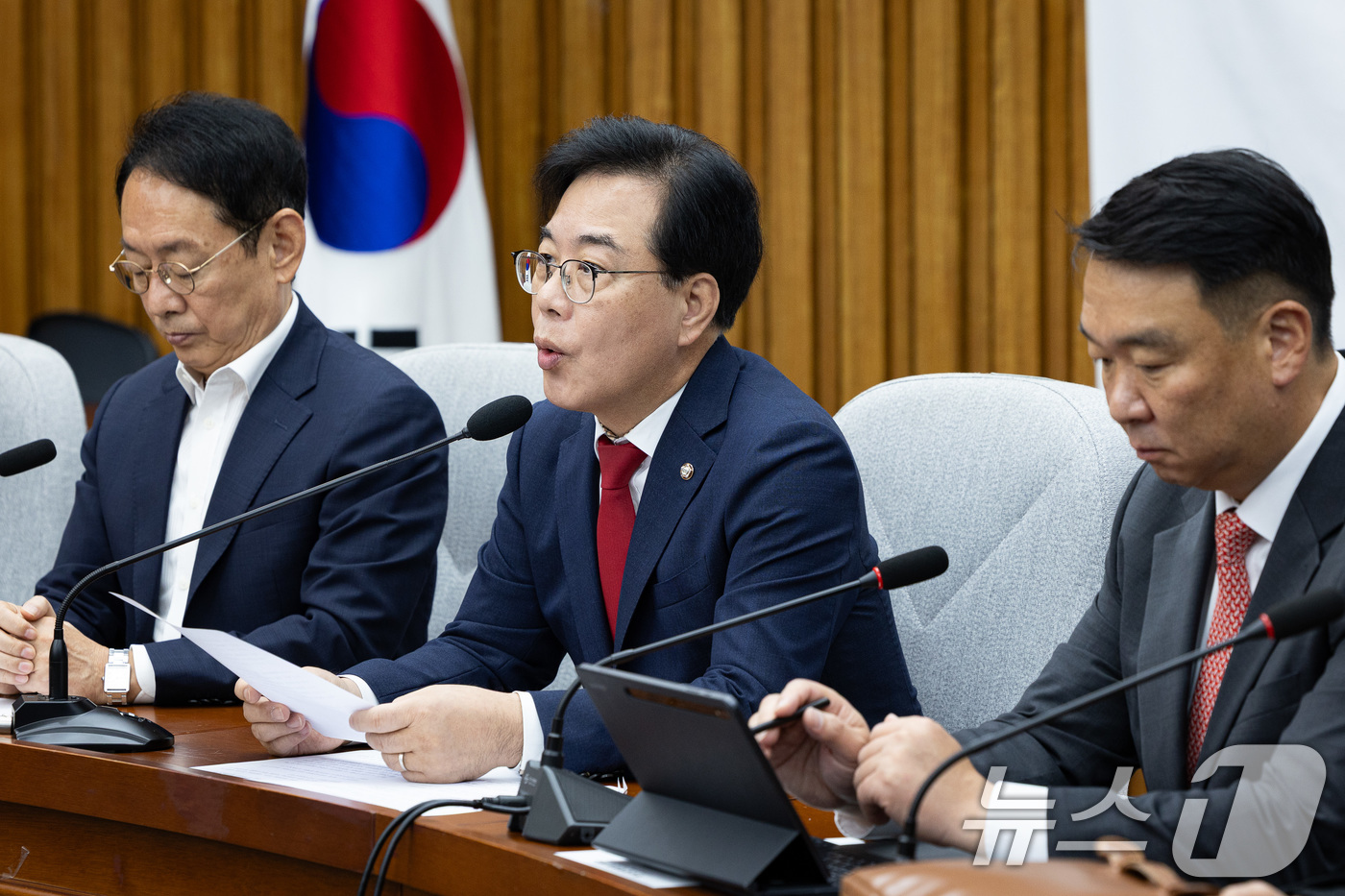 (서울=뉴스1) 유승관 기자 = 송언석 국민의힘 원내대표가 19일 서울 여의도 국회에서 열린 원내대책회의에서 모두 발언을 하고 있다. 2025.9.19/뉴스1