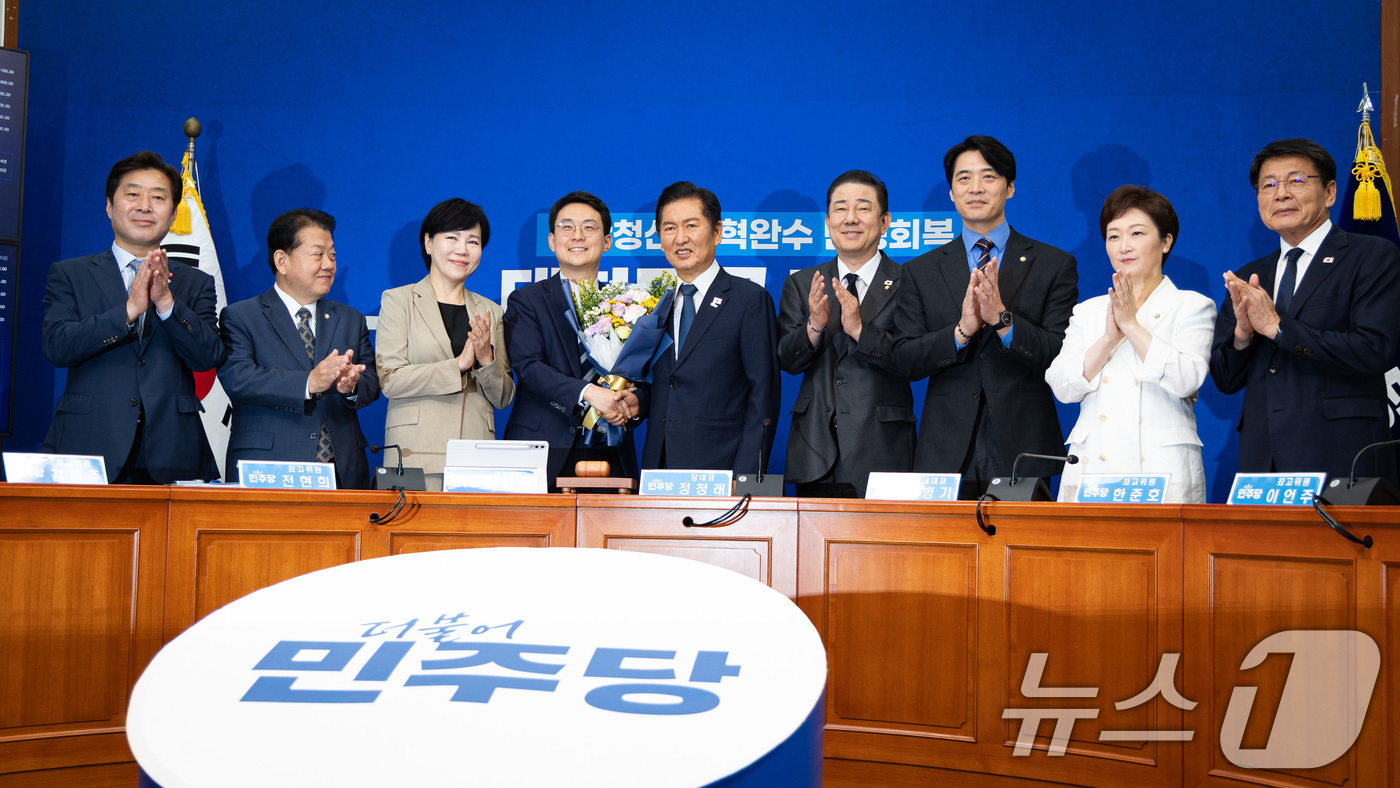 (서울=뉴스1) 유승관 기자 = 정청래 더불어민주당 대표가 19일 서울 여의도 국회에서 열린 최고위원회의에 앞서 평당원 최고위원으로 선출된 박지원 최고위원을 비롯한 최고위원들과 기 …