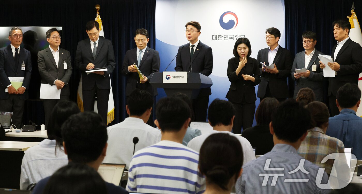 본문 이미지 - 권대영 금융위원회 부위원장과 류제명 과학기술정보통신부 제2차관이 9일 오전 서울 종로구 정부서울청사에서 해킹 대응을 위한 과학기술정보통신부-금융위원회 합동 브리핑하고 있다. /뉴스1 ⓒ News1 임세영 기자