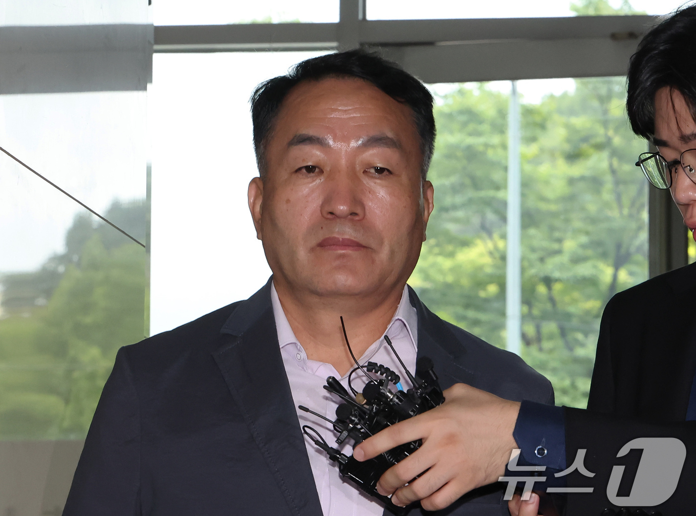 (서울=뉴스1) 장수영 기자 = 김계환 전 해병대 사령관이 19일 오전 서울 서초구 순직해병특검(특별검사 이명현) 사무실로 피의자 신분 5차 조사를 받기 위해 출석하고 있다.김 전 …