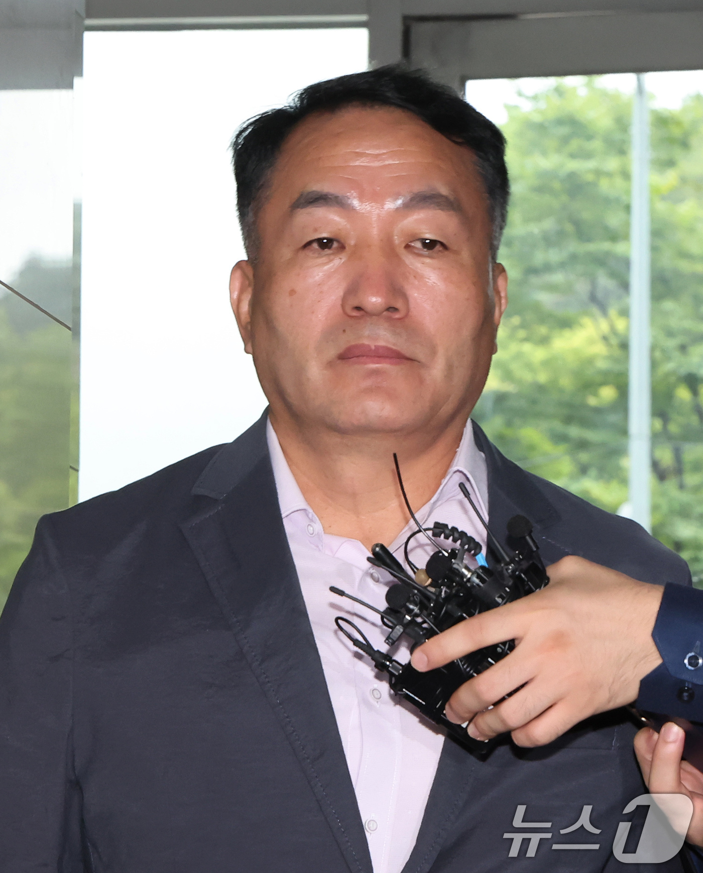 (서울=뉴스1) 장수영 기자 = 김계환 전 해병대 사령관이 19일 오전 서울 서초구 순직해병특검(특별검사 이명현) 사무실로 피의자 신분 5차 조사를 받기 위해 출석하고 있다.김 전 …