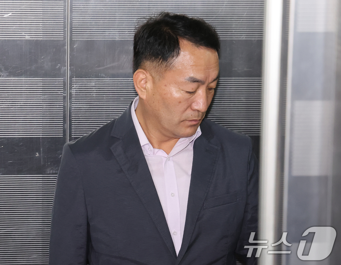 (서울=뉴스1) 장수영 기자 = 김계환 전 해병대 사령관이 19일 오전 서울 서초구 순직해병특검(특별검사 이명현) 사무실로 피의자 신분 5차 조사를 받기 위해 출석하고 있다.김 전 …