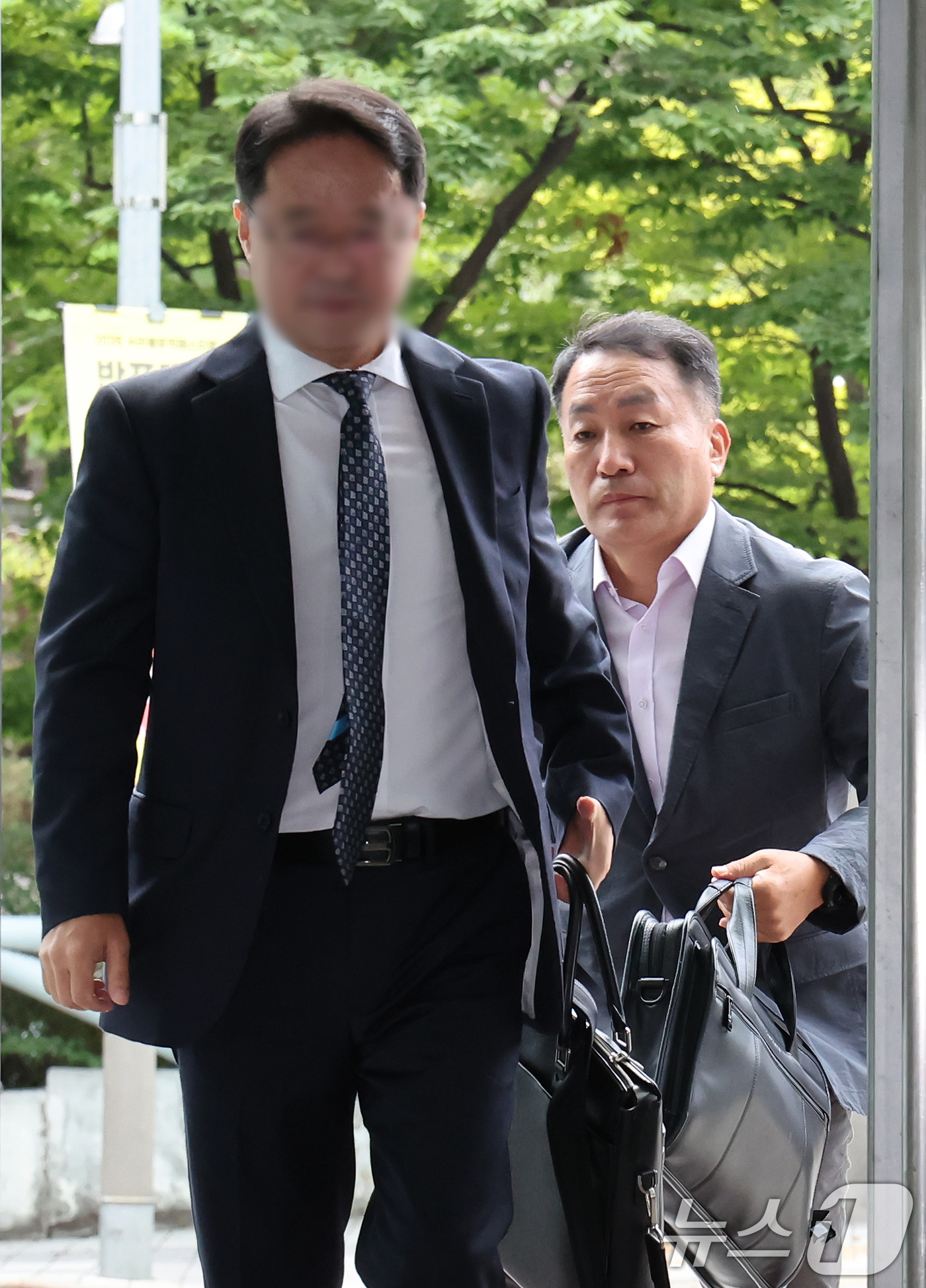 (서울=뉴스1) 장수영 기자 = 김계환 전 해병대 사령관이 19일 오전 서울 서초구 순직해병특검(특별검사 이명현) 사무실로 피의자 신분 5차 조사를 받기 위해 출석하고 있다.김 전 …