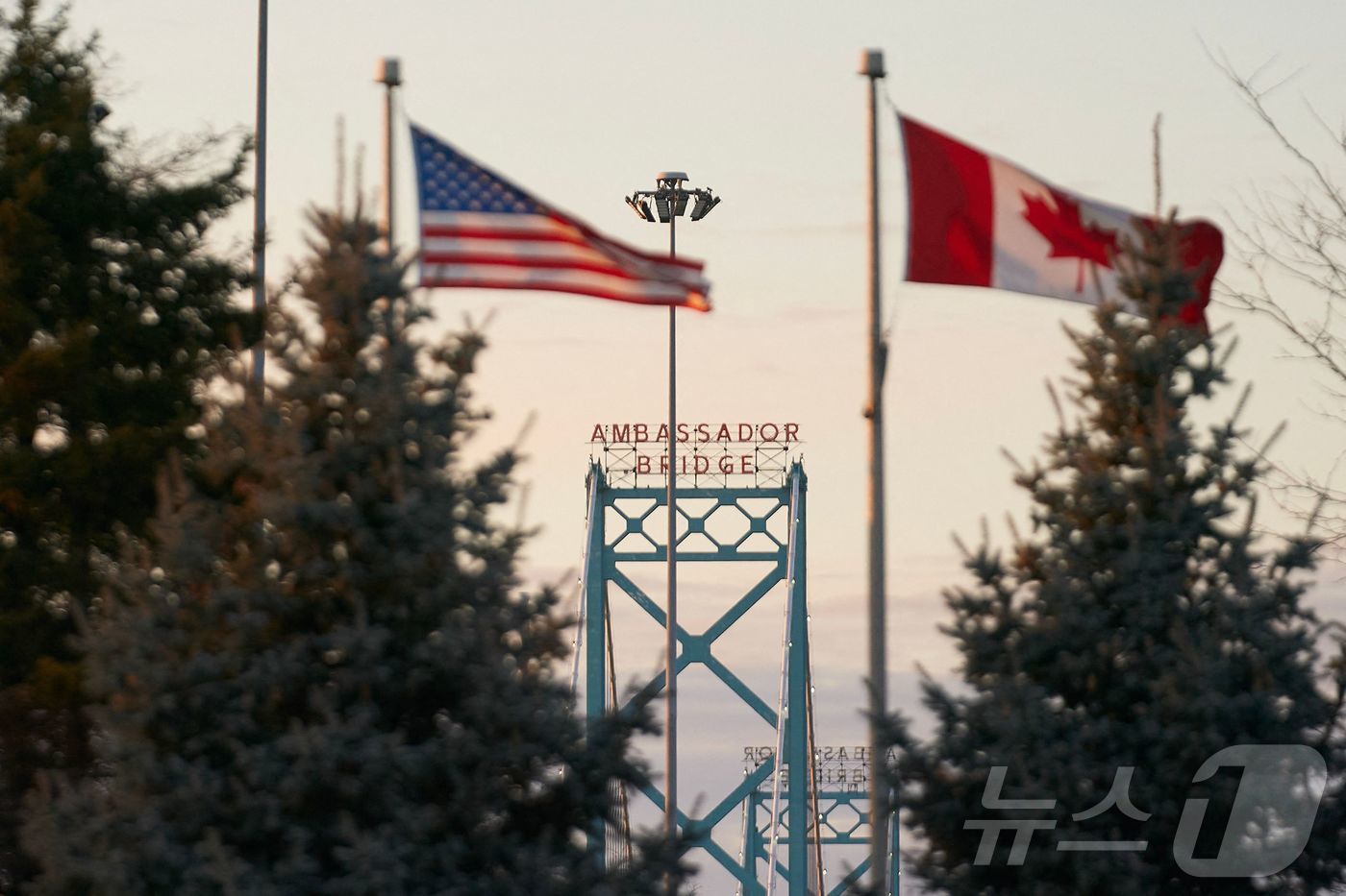 (윈저 AFP=뉴스1) 윤다정 기자 = 캐나다 온타리오주 윈저의 앰배서더 브리지에서 캐나다와 미국 국기가 나부끼고 있다. 2025.3.8.ⓒ AFP=뉴스1