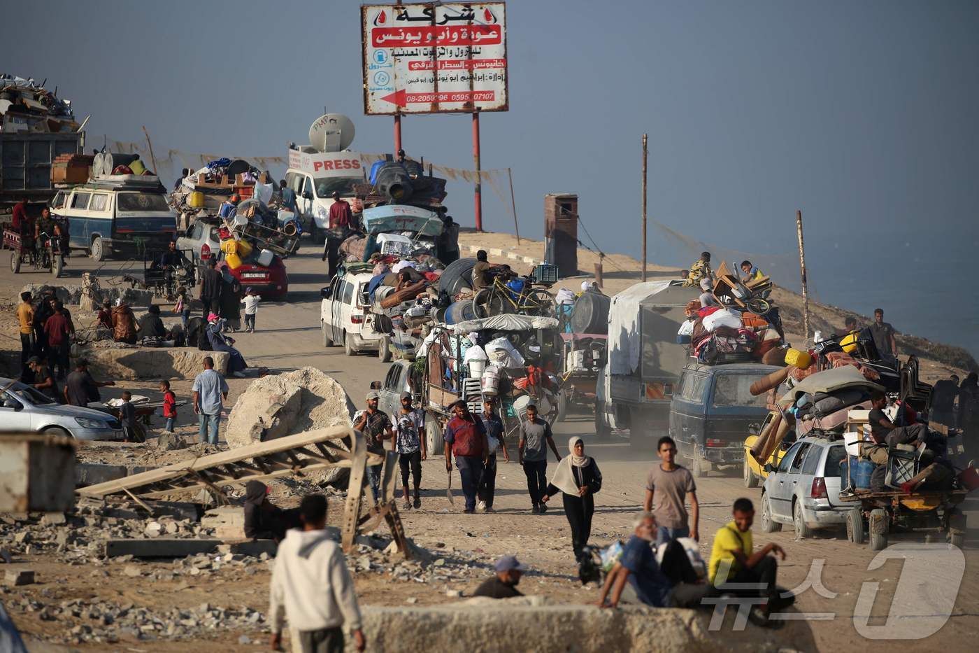 (누세이라트 AFP=뉴스1) 김경민 기자 = 이스라엘이 가자지구에 대피 명령을 내리자 18일(현지시간) 팔레스타인인이 중부 누세이라트 난민 캠프에서 남쪽으로 이동하고 있다. 202 …