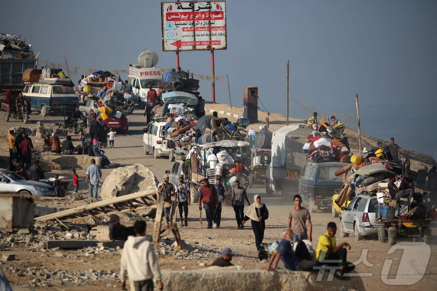 본문 이미지 - 이스라엘이 가자지구에 대피 명령을 내리자 18일(현지시간) 팔레스타인인이 중부 누세이라트 난민 캠프에서 남쪽으로 이동하고 있다. 2025.9.18 ⓒ AFP=뉴스1 ⓒ News1 김경민 기자