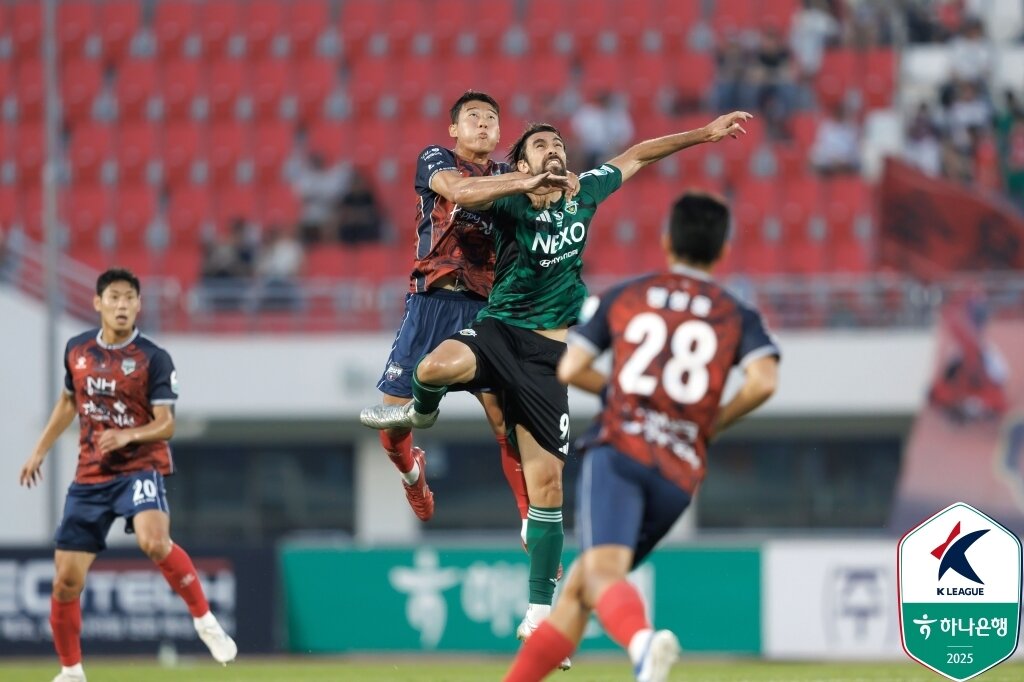 본문 이미지 - 대기록에 도전하는 전북이 20일 2위 김천상무와 맞대결을 펼친다. (한국프로축구연맹 제공)