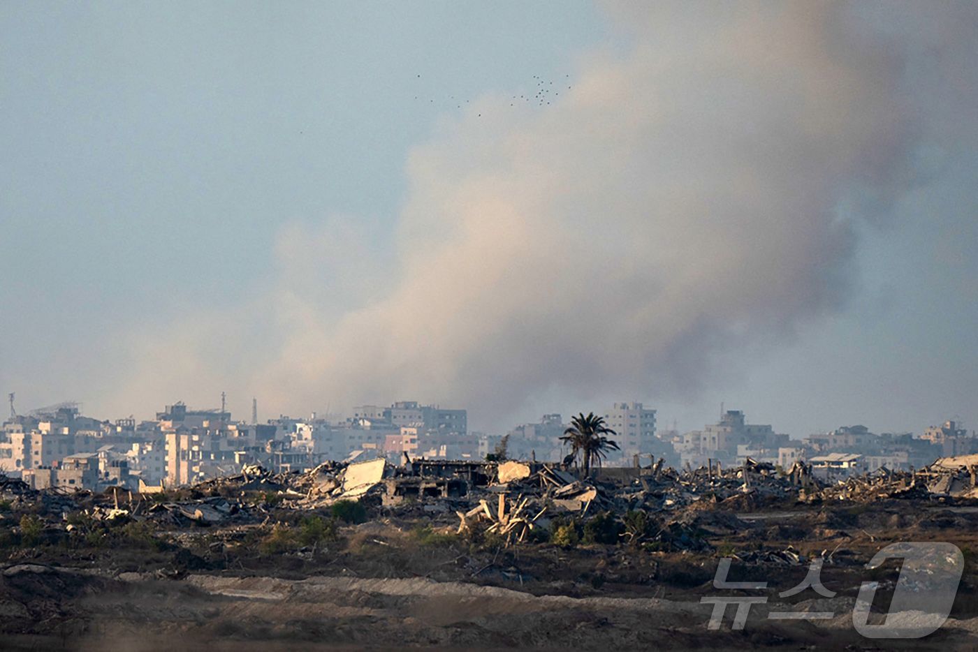 본문 이미지 - 이스라엘의 공격으로 지난 9월 18일&#40;현지시간&#41; 가자지구에서 연기가 피어오르고 있다. 2025.9.18 ⓒ AFP=뉴스1 ⓒ News1 김경민 기자