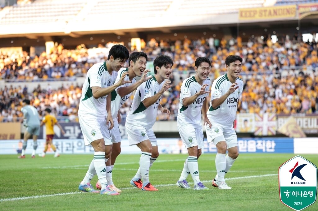 본문 이미지 - 지금껏 스플릿 라운드 이전 우승을 확정한 팀은 2018년의 전북현대 뿐이다. 2025 전북현대도 그 고지에 오를 수 있다. (한국프로축구연맹 제공)