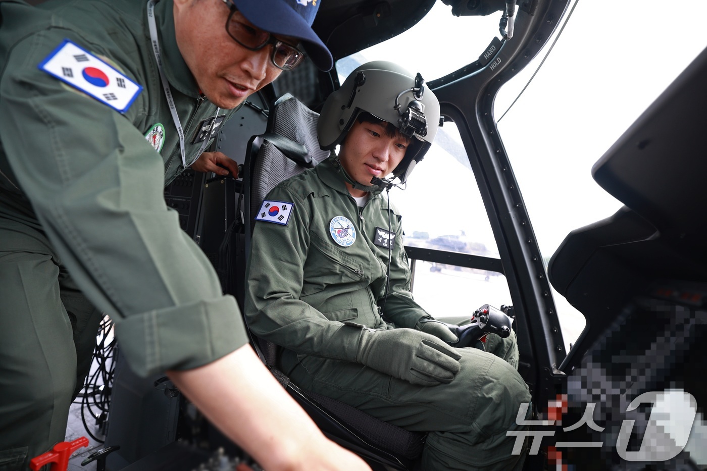 (서울=뉴스1) = 육군은 20일 충남 계룡시 '2025 지상군페스티벌' 행사장에서 '수리온 국민 조종사' 임명식을 진행했다.국민 조종사로 임명된 김영호 씨가 수리온 조종과 관련된 …