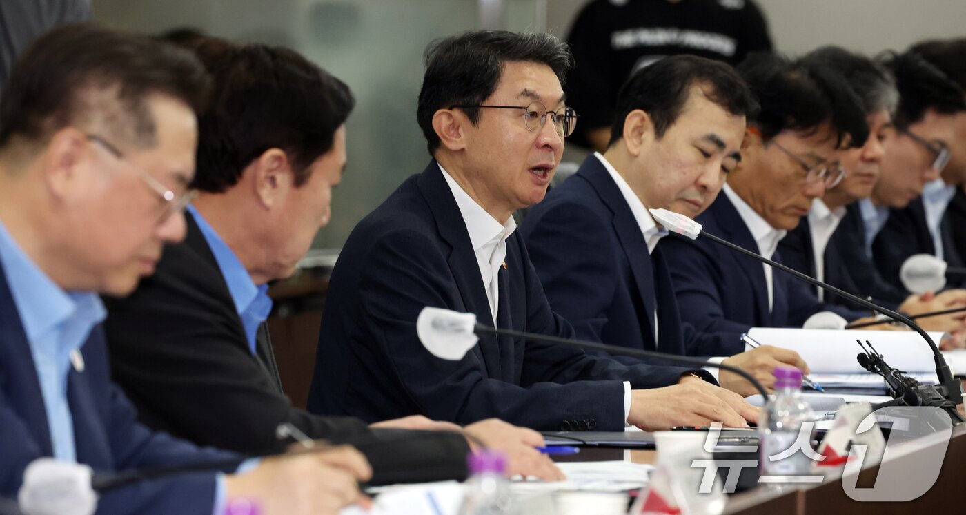 본문 이미지 - 이억원 금융위원장이 19일 오전 서울 영동포구 여의도 중소기업중앙회에서 열린 생잔적 금융 대전환 회의에서 모두 발언을 하고 있다. 2025.9.19/뉴스1 ⓒ News1 김명섭 기자