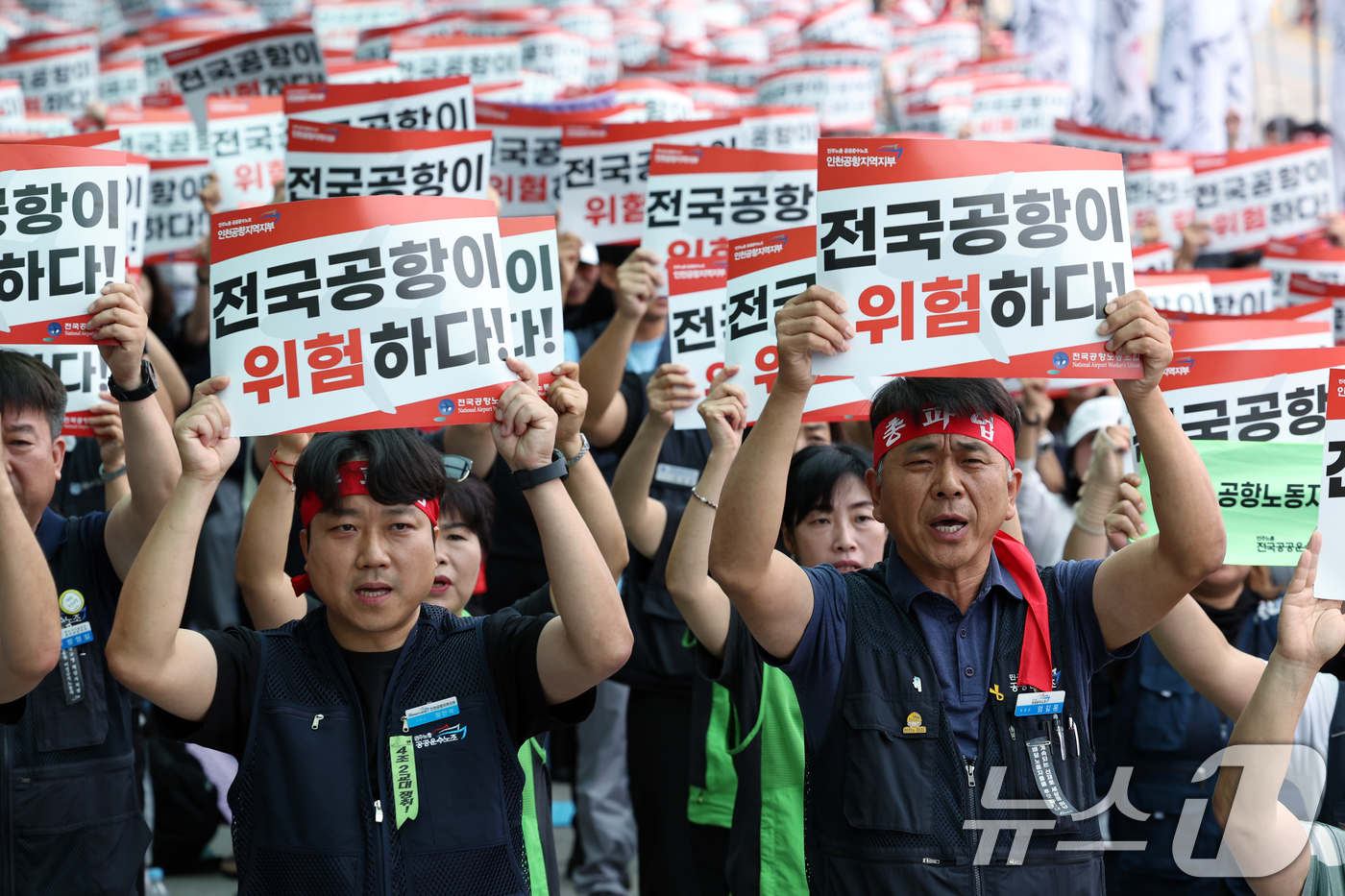 (인천공항=뉴스1) 박정호 기자 = 엄길용 민주노총 전국공공운수노조 위원장(오른쪽)과 정안석 공공운수노조 인천공항지역지부장, 전국공항노동조합 등 전국공항노동자연대 조합원 등이 19 …