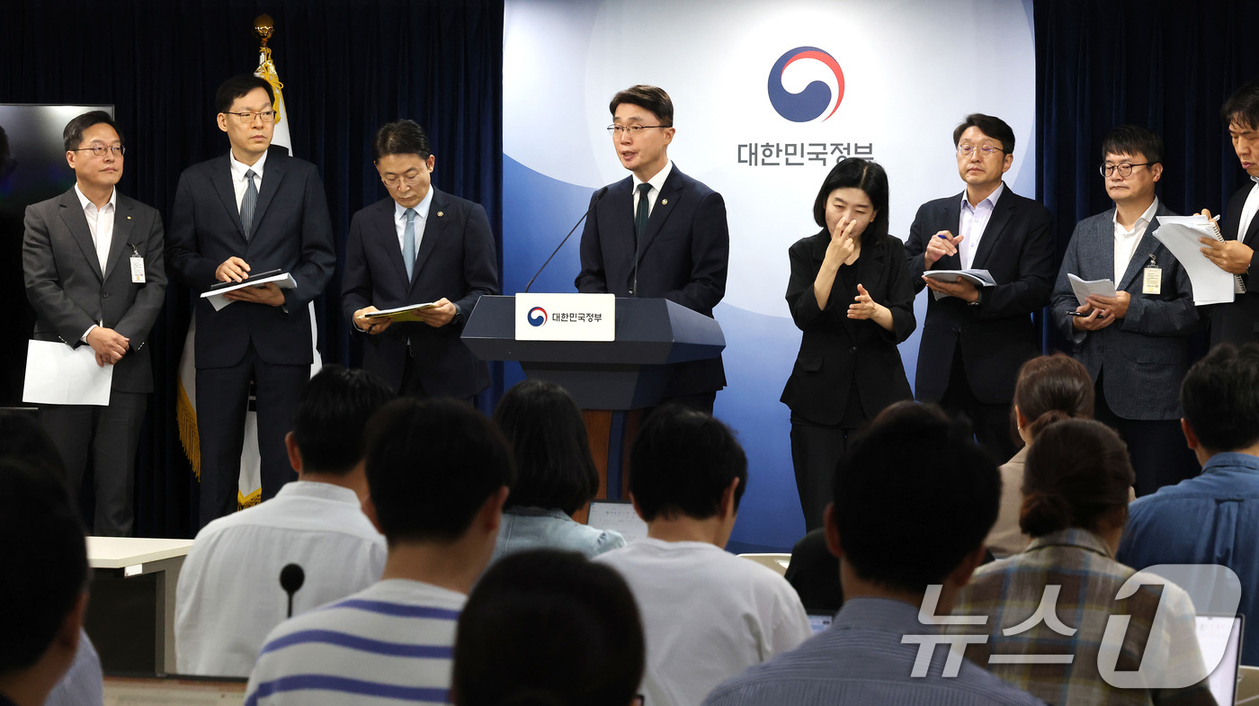 (서울=뉴스1) 임세영 기자 = 류제명 과학기술정보통신부 제2차관과 권대영 금융위원회 부위원장이 19일 오전 서울 종로구 정부서울청사에서 열린 해킹 대응을 위한 과학기술정보통신부- …