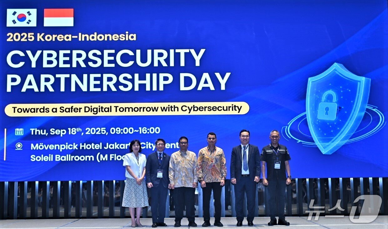 본문 이미지 - 왼쪽부터 권현오  한국인터넷진흥원 동남아남부 정보보호 전략거점 소장, 박수덕 주인도네시아 대한민국 대사관 대사대리, 시깃 꾸르니아완 인도네시아 국가사이버암호청 국장, 짜요 꾸르니아완 인도네시아 국가사이버암호청실장, 임채태 한국인터넷진흥원 보안산업단 단장, 주인따 옴보 쎔비링 인도네시아 사이버사령부 장군이 기념사진을 찍고 있다.&#40;한국인터넷진흥원 제공&#41;