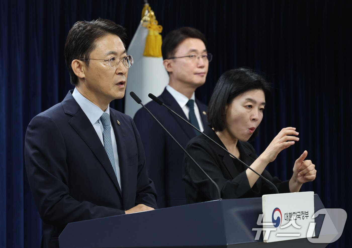 본문 이미지 - 권대영 금융위원회 부위원장이 19일 오전 서울 종로구 정부서울청사에서 열린 해킹 대응을 위한 과학기술정보통신부-금융위원회 합동 브리핑에서 롯데카드 해킹 사태 질문에 답하고 있다. 2025.9.19/뉴스1 ⓒ News1 임세영 기자